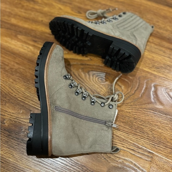 NWOT AMERICAN EAGLE gray and white faux fur boots (size 8) - Picture 5 of 7